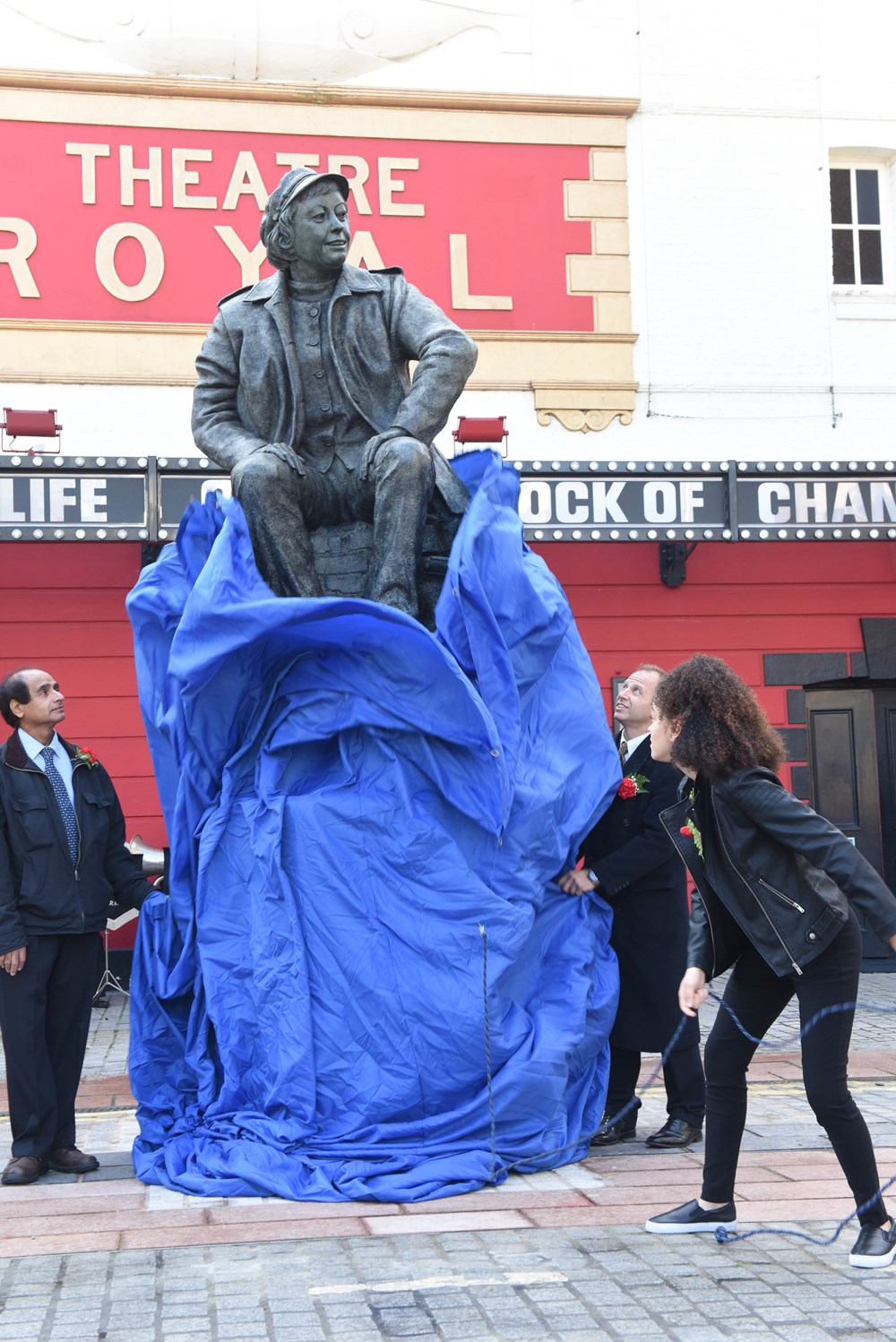 Alex Jarrett unveiling sculpture - (photo credit Robert Day)